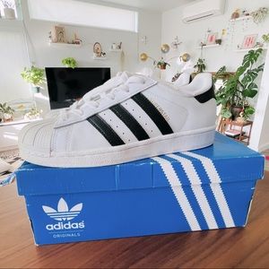 NWOT ADIDAS SUPERSTAR WOMENS 8